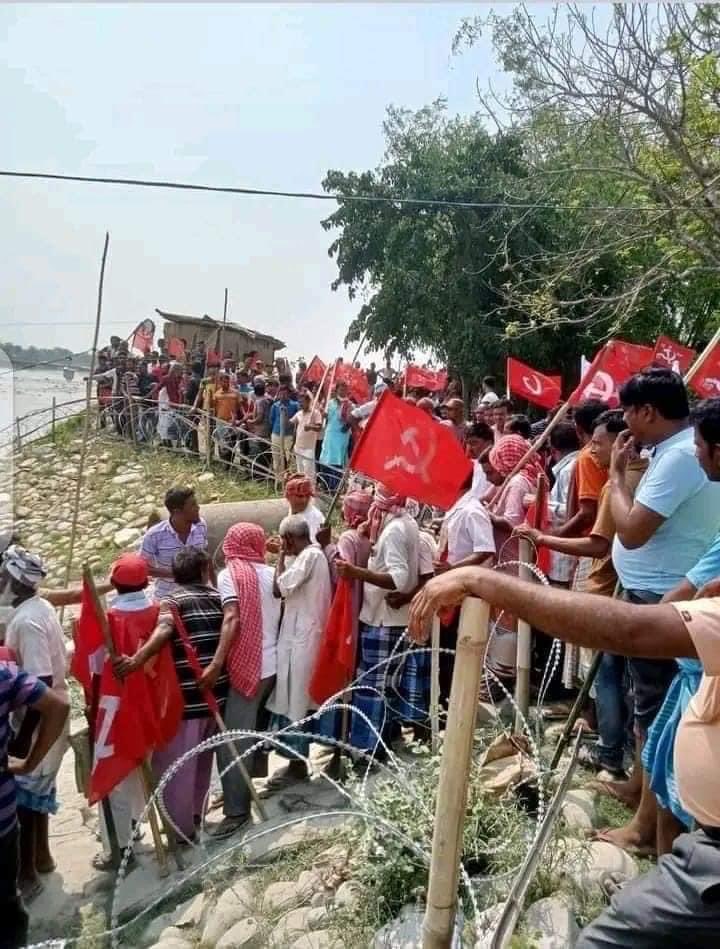 prasenjitberaES's tweet photo. #EiSamay কোচবিহারের বাংলাদেশ সীমান্তের বালাভূতের চর; পুরো গ্রাম ফিরে গেল বামে @salimdotcomrade #cpim #Lefy @cpimwb https://t.co/WpuDx92PeK