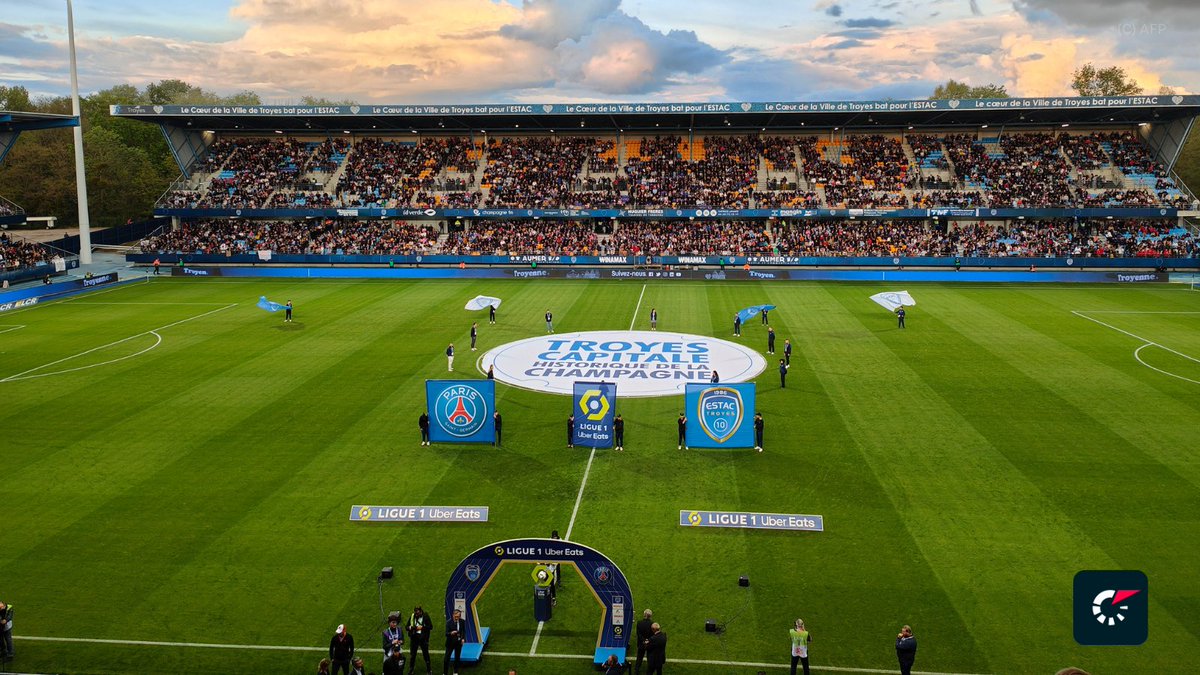 Notre commentateur <a href="/Chris_Lecoq/">Christopher Lecoq</a> est au micro pour Troyes - PSG en direct du Stade de l'Aube ! 🎙️

Posez lui des questions en réponse à ce post et il vous répondra en direct !  

#ESTACPSG
