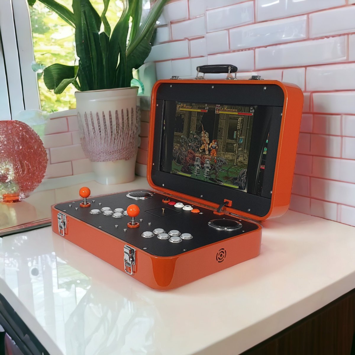 tecnowired's tweet photo. Espectacular máquina arcade en formato maleta, totalmente artesanal y única, pintada en naranja metalizado tricapa. Componentes tope de gama, como botonera y sticks Sanwa, audio estéreo en formato digital, etc.

https://t.co/d6EMjGdp1F https://t.co/fJcPVEgBgq