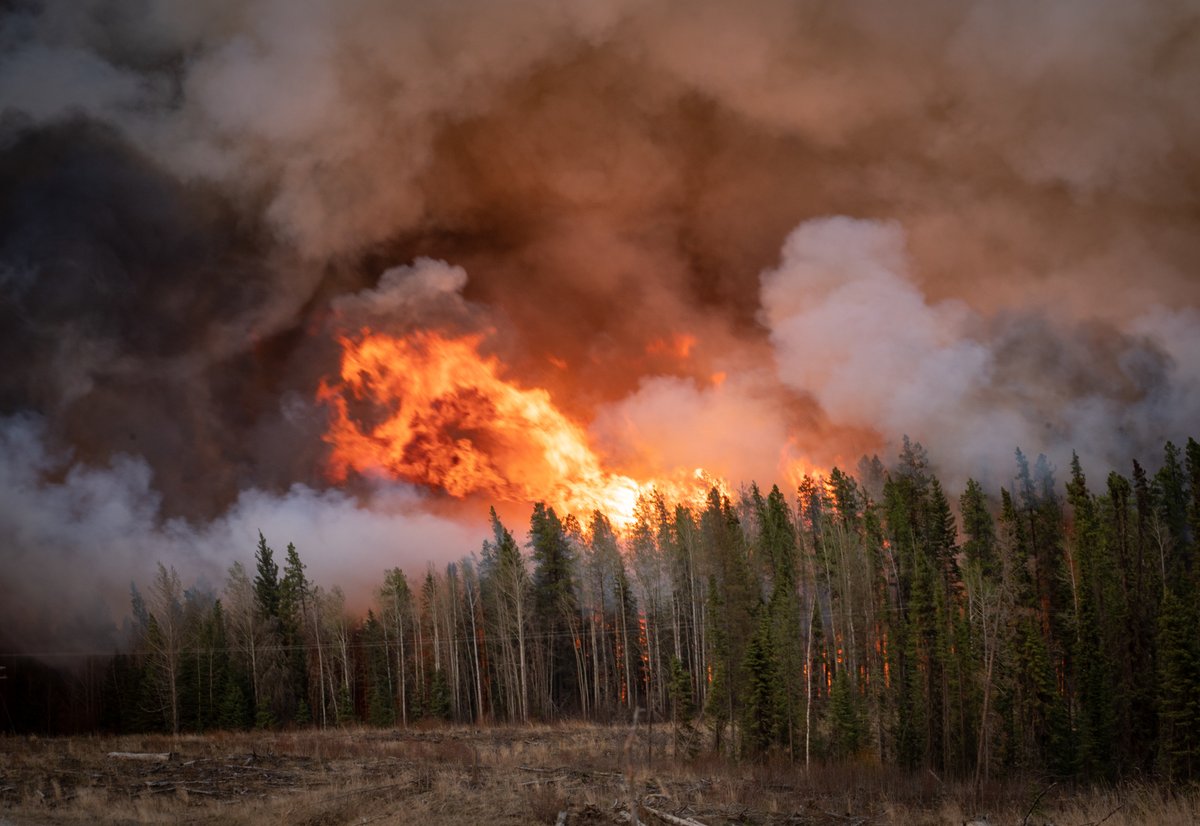 SergeZaka's tweet photo. Au Canada, la forêt boréale d'Alberta brûle. Avec plus de 31°C à Fort McMurray (pour une norme de.... 9°C !!), les écosystèmes subissent un stress thermique hors saison.
Etat d'urgence déclaré : 115 feux en cours dont 31 incontrôlables (visibles par satellites), 375 000ha de brulés !

C'est 4 fois plus qu'en France sur l'ensemble de l'année 2022... Les feux sont courant de fin mai à août au Canada. Cette année 2023 est cependant particulièrement précoce.

Source :
Photo : @KyleBrittainWX 
Satellite : @NOAASatellites 
Ecart aux normes : @TropicalTidbits