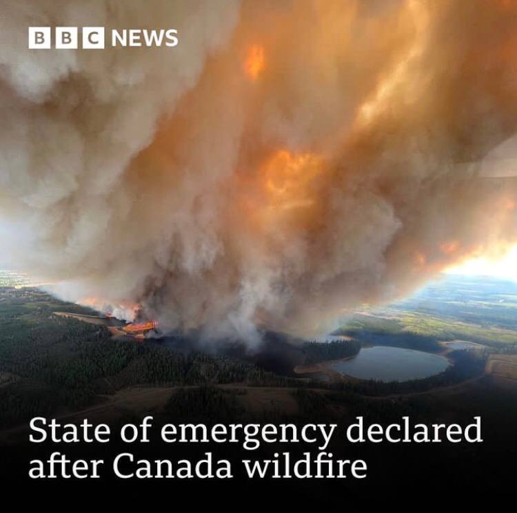 SergeZaka's tweet photo. Au Canada, la forêt boréale d'Alberta brûle. Avec plus de 31°C à Fort McMurray (pour une norme de.... 9°C !!), les écosystèmes subissent un stress thermique hors saison.
Etat d'urgence déclaré : 115 feux en cours dont 31 incontrôlables (visibles par satellites), 375 000ha de brulés !

C'est 4 fois plus qu'en France sur l'ensemble de l'année 2022... Les feux sont courant de fin mai à août au Canada. Cette année 2023 est cependant particulièrement précoce.

Source :
Photo : @KyleBrittainWX 
Satellite : @NOAASatellites 
Ecart aux normes : @TropicalTidbits