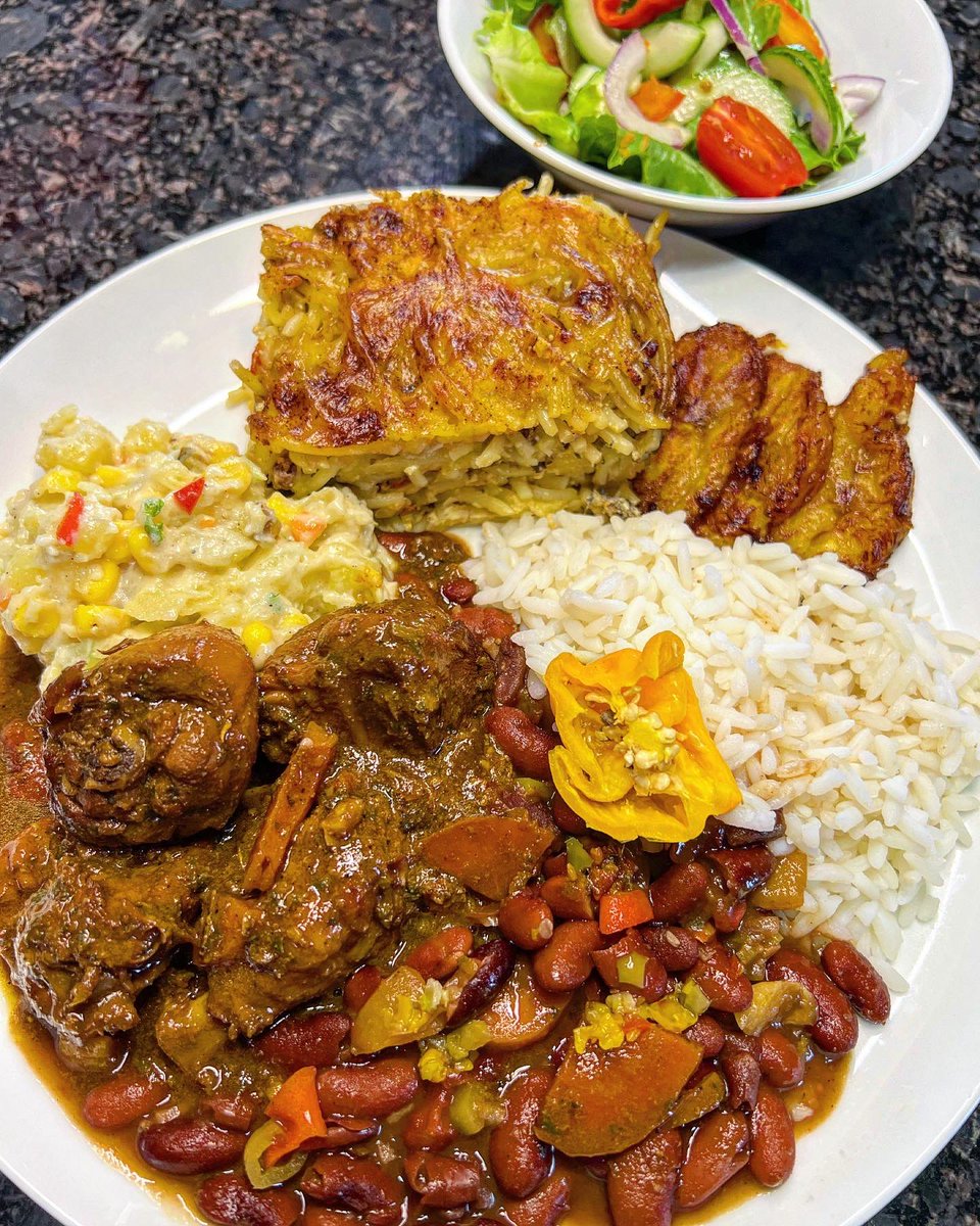 Melo_AS's tweet image. SUNDAY LUNCH💃🏻💃🏻💃🏻🕺🏾🕺🏾🕺🏾
#MelovasCatering 

#redbeans 
#rice
#fried #plantains
#glutenfree #spaghetti and #mincedbeef #pie #HeritagePie
#potatosalad
#Trinidad #stew #chicken 
#salad #hotpepper