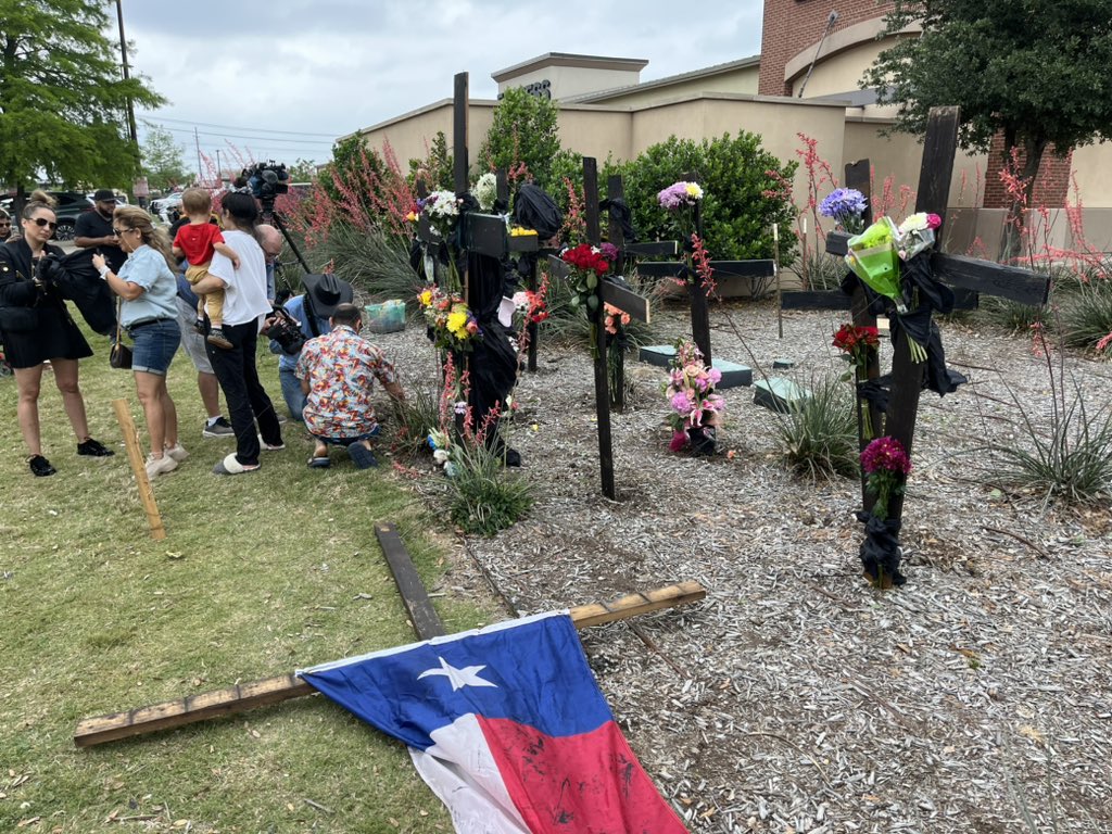 newsgoose's tweet photo. The same artist who made the murals and crosses at the Executive Airport air show crash is doing the same in #Allen for the victims of the 
#AllenPremiumOutletsMall shooting #Texas https://t.co/N7K3IqL2Fz