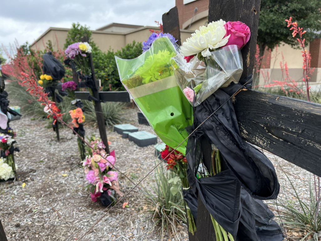 newsgoose's tweet photo. The same artist who made the murals and crosses at the Executive Airport air show crash is doing the same in #Allen for the victims of the 
#AllenPremiumOutletsMall shooting #Texas https://t.co/N7K3IqL2Fz