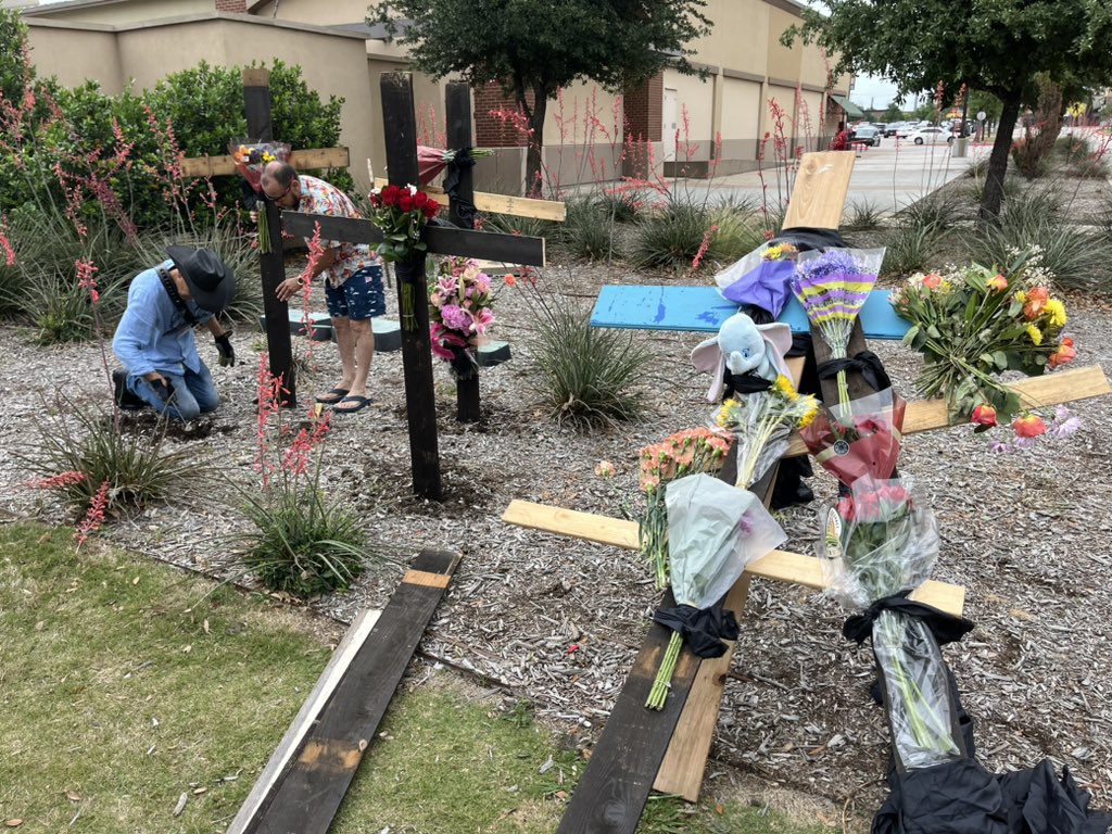 newsgoose's tweet photo. The same artist who made the murals and crosses at the Executive Airport air show crash is doing the same in #Allen for the victims of the 
#AllenPremiumOutletsMall shooting #Texas https://t.co/N7K3IqL2Fz