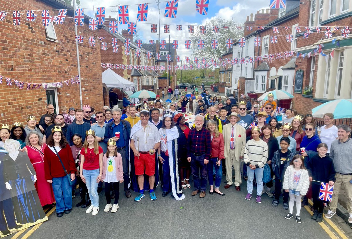 KarenRowlandRDG's tweet photo. Abbey wdCoronation Street & Park Picnic Parties-we ❤️our Baker St & George St/Great Knollys St residents! Best neighbours U could ever find! What a day! THX to @castle_tap #Biryanish #AtifSuperSt @careybc @RBFRSofficial @MattRodda #Lifespring &all! https://t.co/9bZGsSUS4d