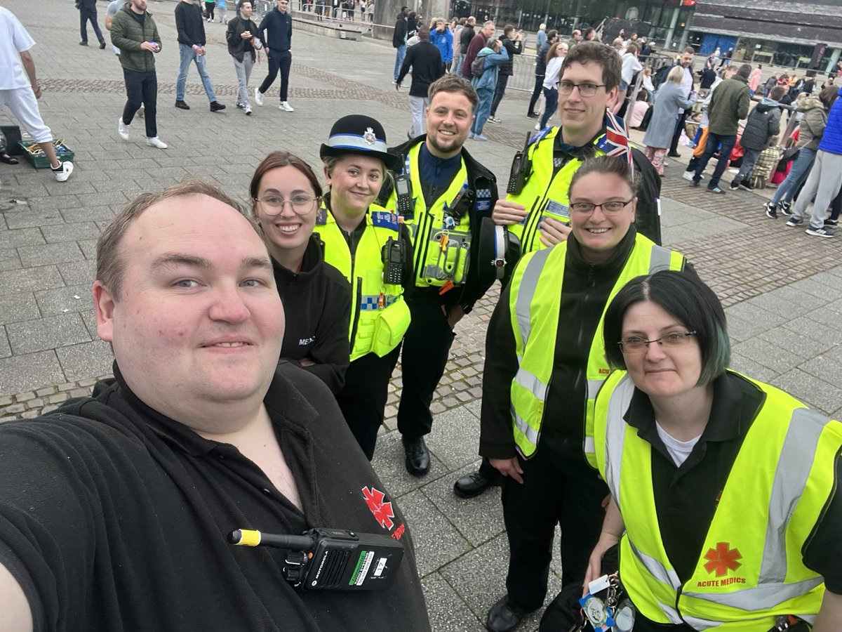 Out with the <a href="/AcuteMedicsLtd/">Acute Medics Ltd</a>  team at tye Big Light Festival. Lovely to see teams from <a href="/WelshAmbulance/">Welsh Ambulance</a> CRU Unit and @SWPCardiff  out looking after the public
