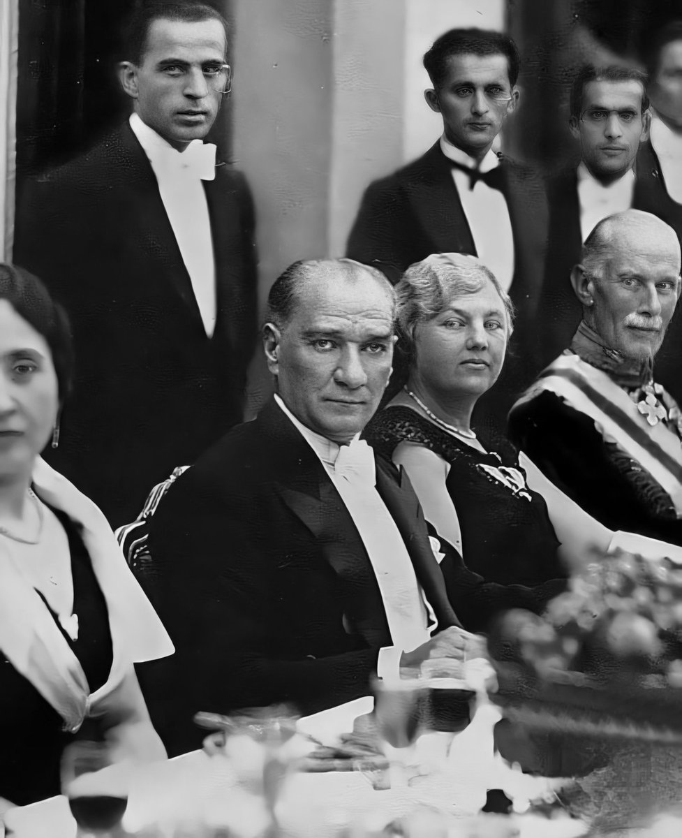 "Ey Türk istikbalinin evladı!
İşte, bu ahval ve şerait içinde dahi vazifen, Türk istiklal ve cumhuriyetini kurtarmaktır."