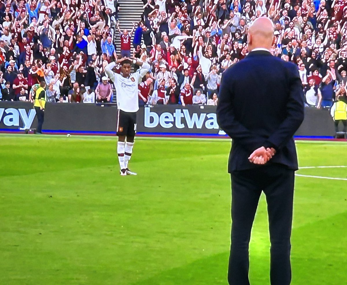 omodaddyyy's tweet photo. Rashford's reaction to de gea's mistake😭

#MUFC https://t.co/ABpSiJY9Pl