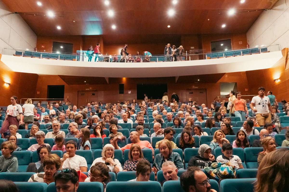 circaire's tweet image. És difícil transmetre amb paraules el que hem viscut aquest cap de setmana però, acabar l'edició així, amb la millor companyia de malabars del món damunt l'escenari i l'Auditori d'Alcúdia ple dalt abaix, això només ho podeu fer possible voltros❤️.

Gràcies per tant, #circaires✨.