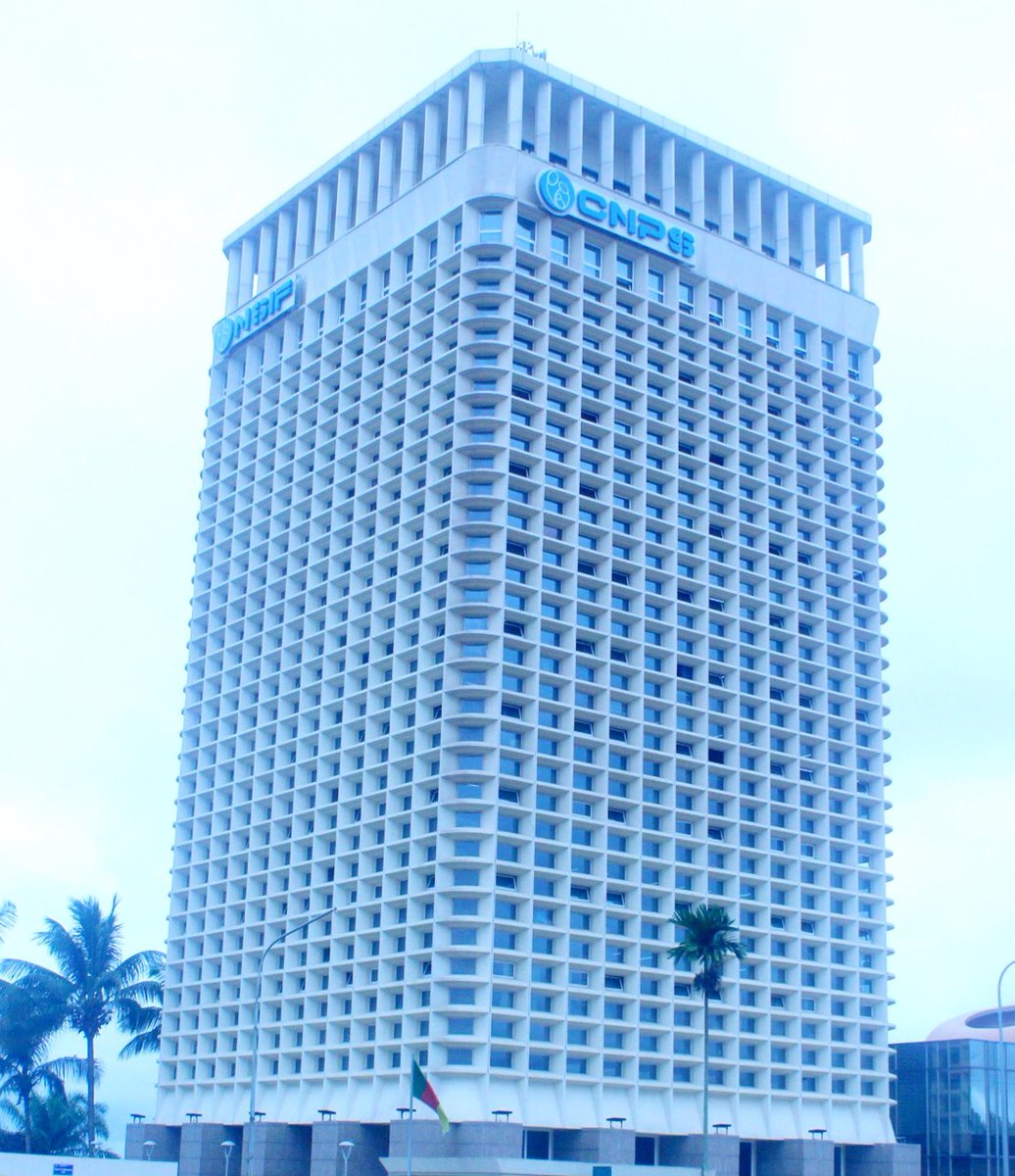 👉 Feu mon père Ousmane Mey (sans chaussures) à kousseri, raccompagnant le DG Mekoulou vers son véhicule.
Humilité, à observer les deux…
Mais alors, les images de la Direction Générale CNPS (avant et après), 
Je dis simplement respect, c’est le Cameroun qui gagne.