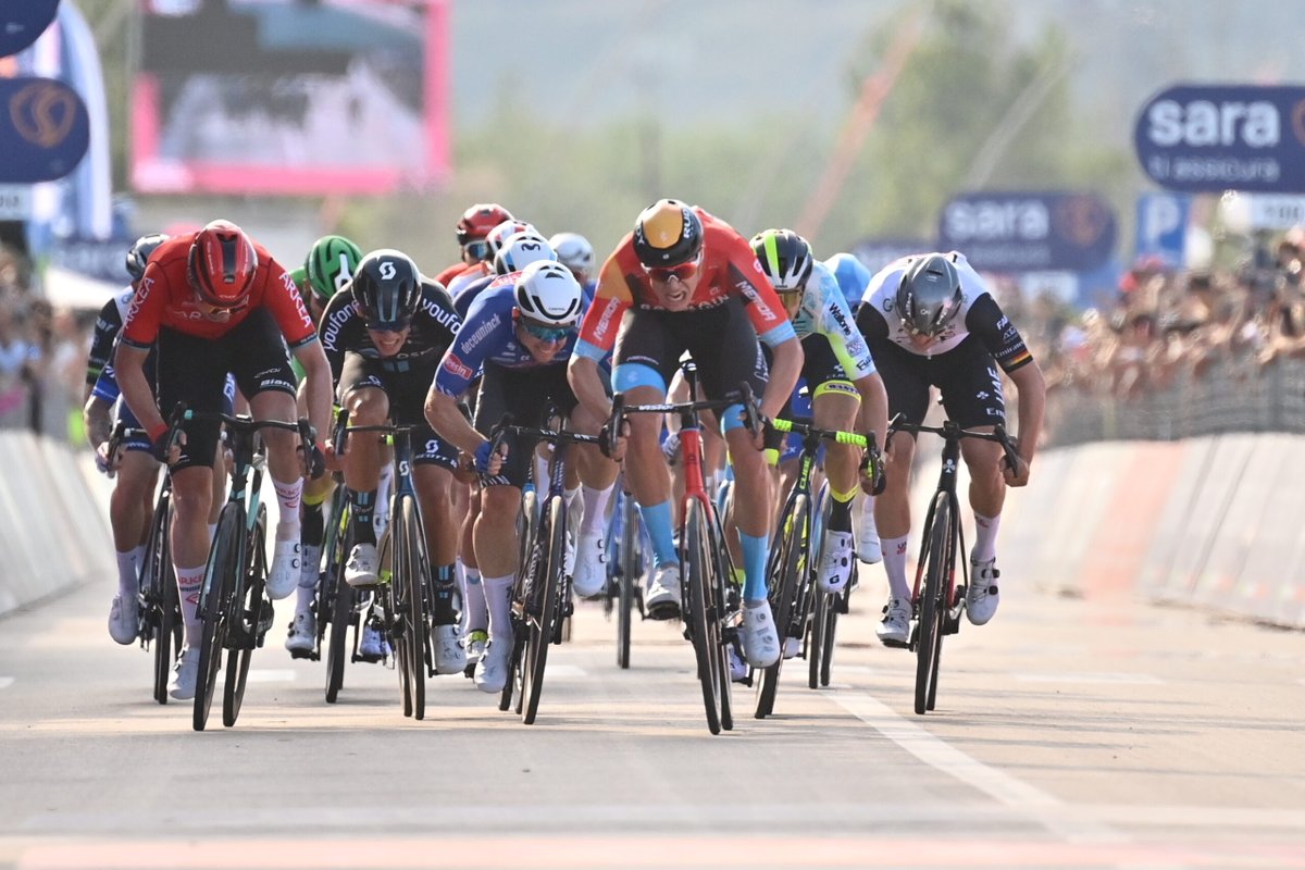 Dunbar, Healy among riders losing time due to Giro crash | Video dlvr.it/Sngdl2