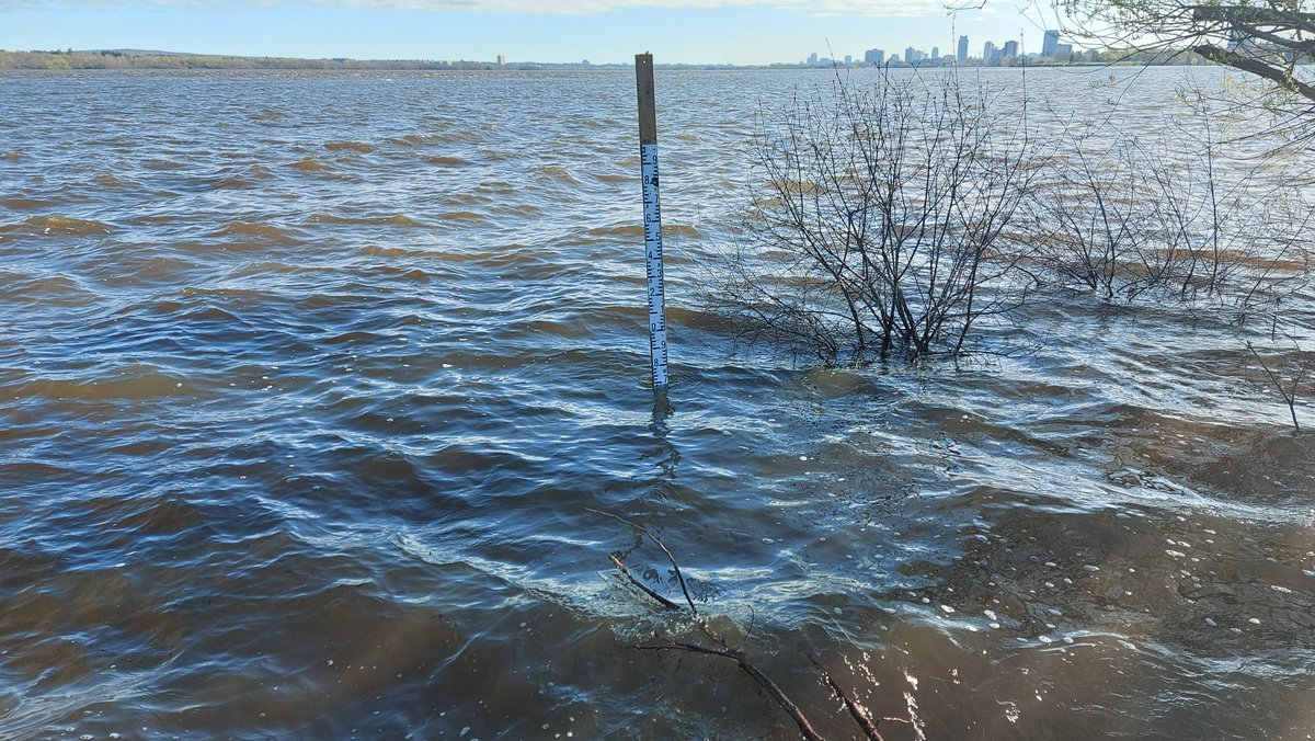 We are asking boat operators to please stay off the Ottawa River in and around the areas impacted by flooding.
Boating close to shore may cause wakes which contribute to additional damage to homes and flood barriers.
1/2