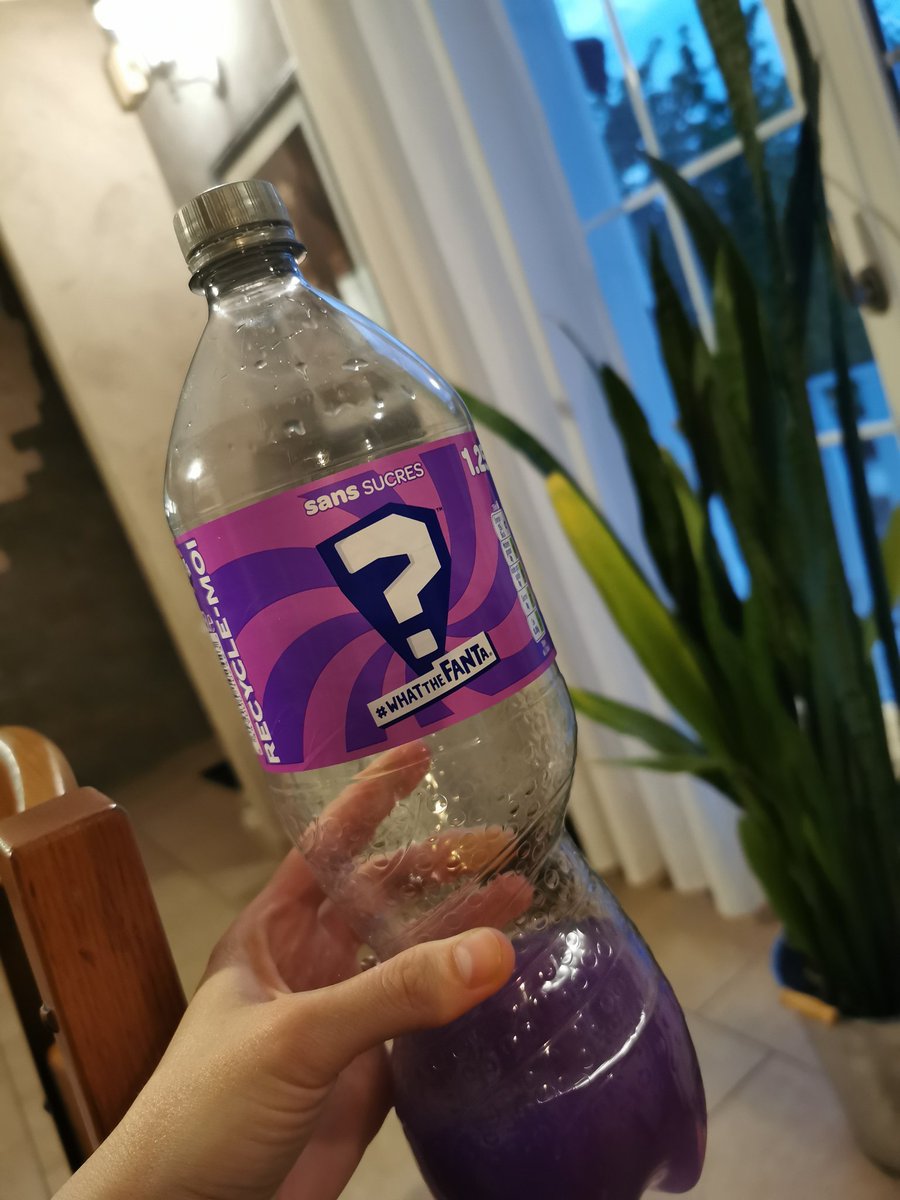 AsilMlr's tweet photo. #whatthefanta @FantaFrance Le fanta mauve.. Serait-ce saveur tarte tatin ?? Ce qui est sûr, c'est que c'est un mélange de fraise et de yaourt / crème 😎 https://t.co/0mYvTHXtUU