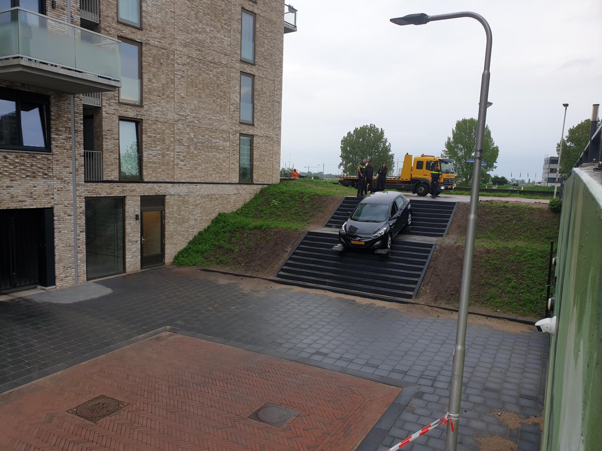 112Nijmegen's tweet photo. Auto rijdt van trap af en komt vast te zitten - https://t.co/dYaFKdUMLe https://t.co/yAHechkpqp