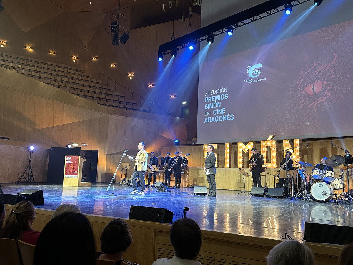 secuenciadas's tweet photo. 🤩 El premio Simón del cine aragonés a mejor dirección de producción es para @rodapatricia por ‘Fleta, Tenor, Mito’. Lo ha recogido su hermano y director del documental @germanroda 🙌
@ACA_Cineastas #PremiosSimón https://t.co/ufmCjMdYOH
