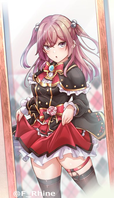 新しいコスのチェックするジュジュちゃま 