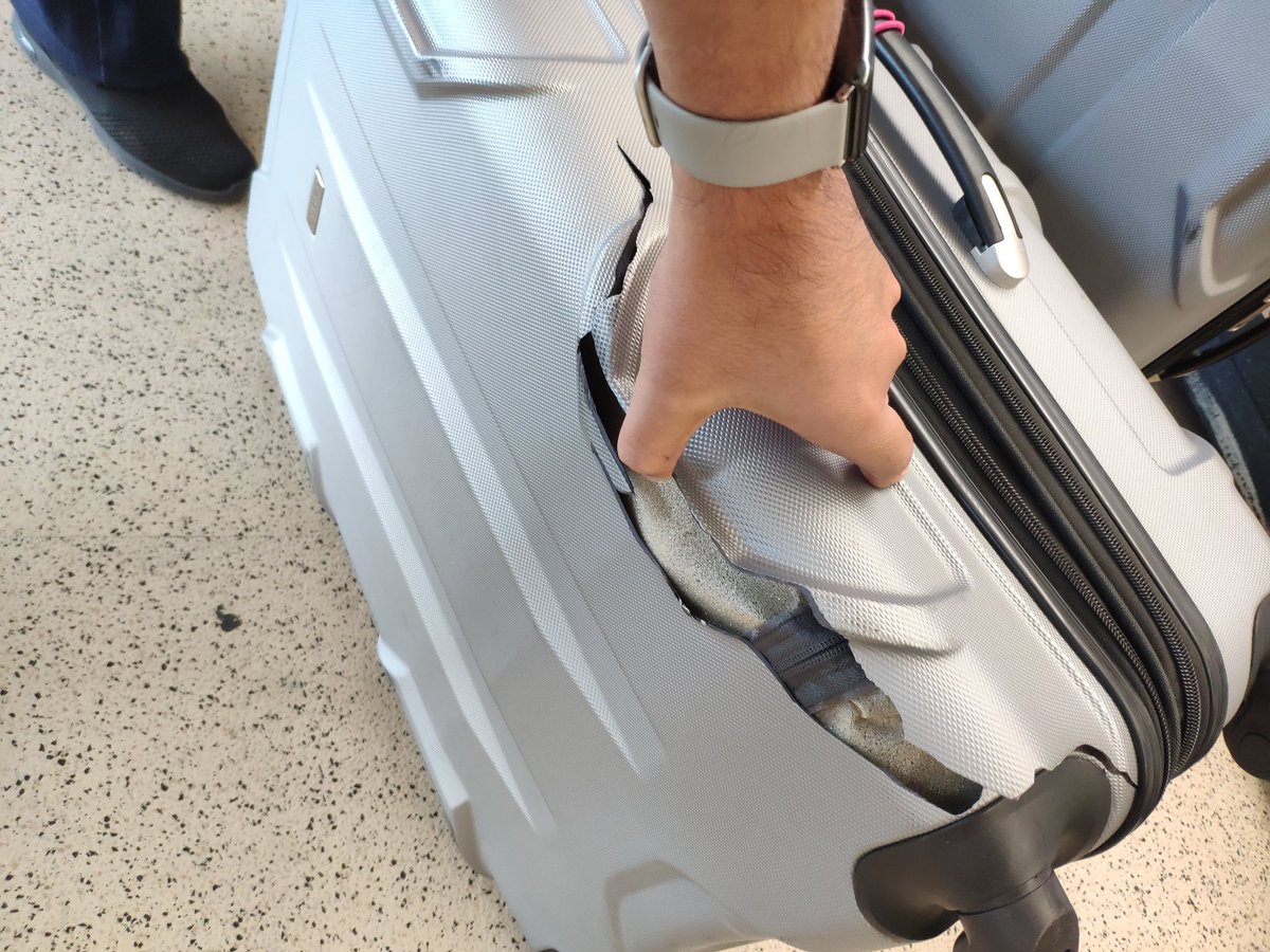 ChristianConH's tweet photo. @viajaVolaris es la segunda vez que me quebran la maleta. Vuelo 930 de gdl a san José y se molestan por qué reporto el insidente https://t.co/Zuyy1IaKKb