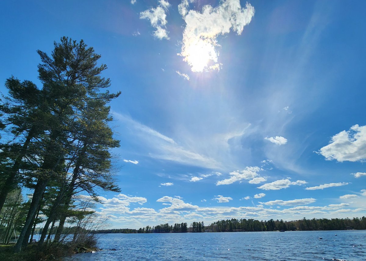 Maine on a Sunday afternoon. 
#thewaylifeshouldbe 
#lakelife 
#mymaine