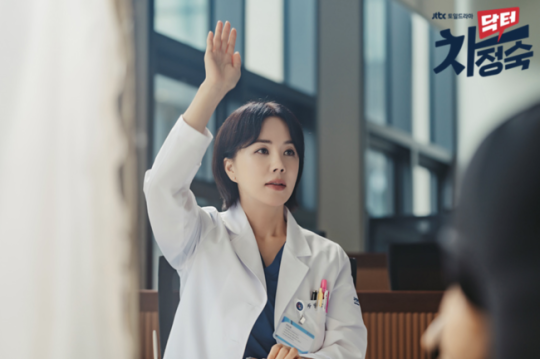 netizenbuzz's tweet photo. 'Doctor Cha' depicts the impossible standards for working moms in Korean society https://t.co/whMIJEvoHd https://t.co/ScKq2u3WE8