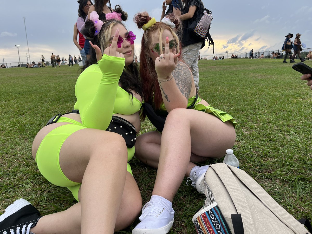 jxrbx's tweet photo. Forgot to show y’all my first trippy rave 🍄 https://t.co/UMMlzqMvYQ