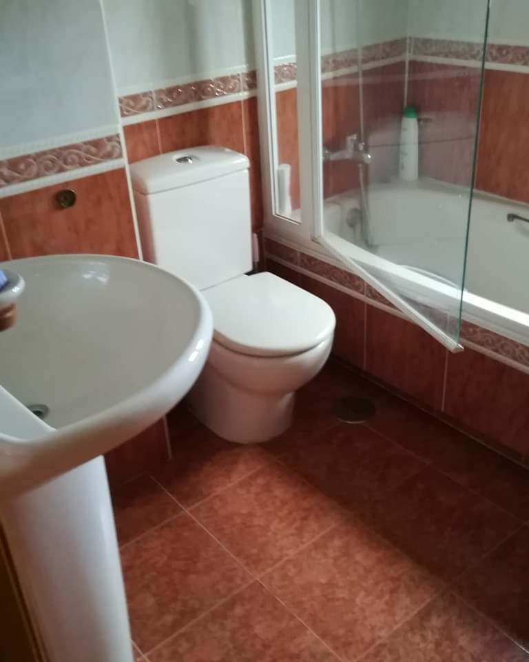 obrasAMS's tweet photo. ⚠️ ¿Estas pensando en reformar tu #baño?
Si tu también buscas dejar de ver esto en tu vivienda, solicítanos presupuesto.
¿Quieres ver el gran cambio? Mañana te lo mostramos. ¡Te va a encantar!
.
🛠️ En #AMS nos encargamos de todo y cuando decimos todo, es TODO 🧰🛠️ https://t.co/LN1IMkEPAx