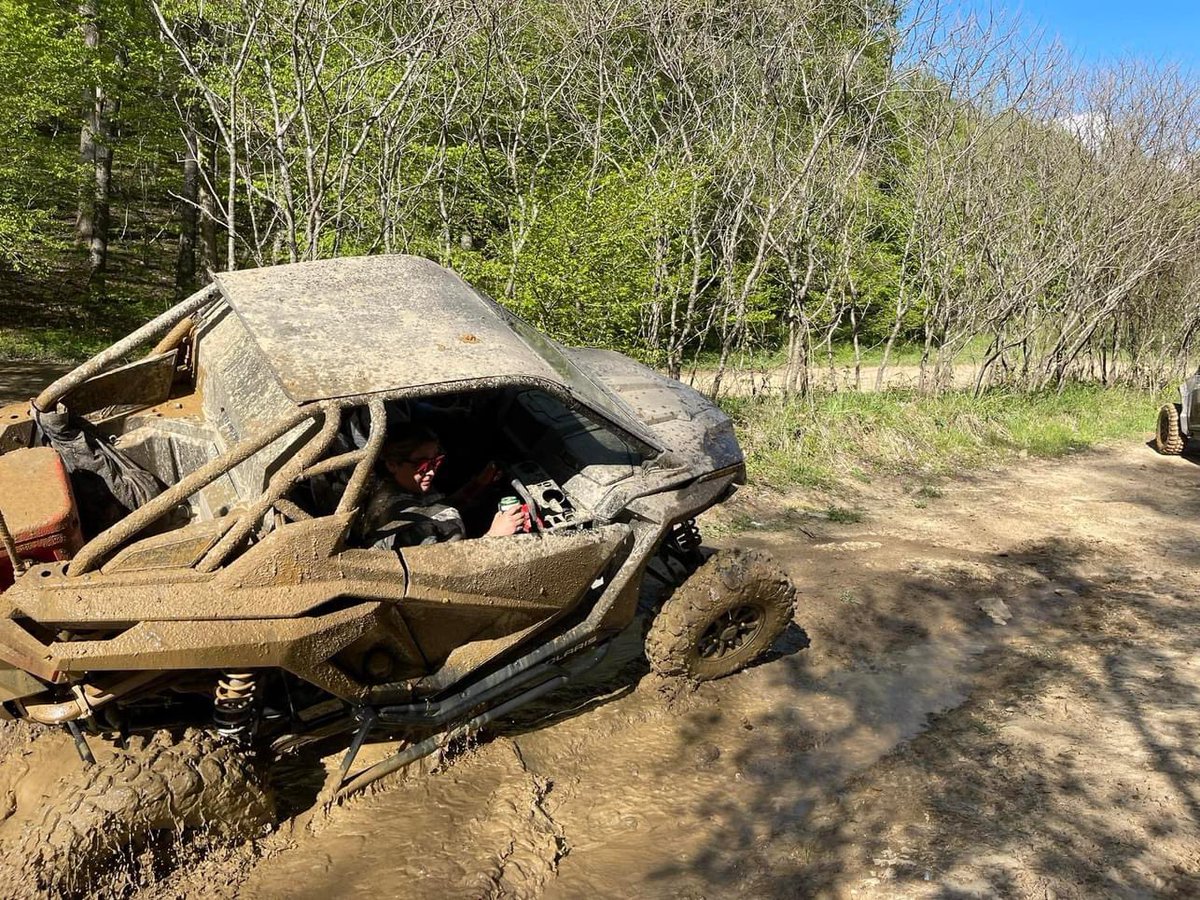 Broke her in good id say! 🤙🏼

#Hatfield #westvirginia #Outlawtrails #wilmoredam #pinnaclecreek #mine #minivacation #ridersparadise #polaris #rzr #pro #xp #sport #turbo