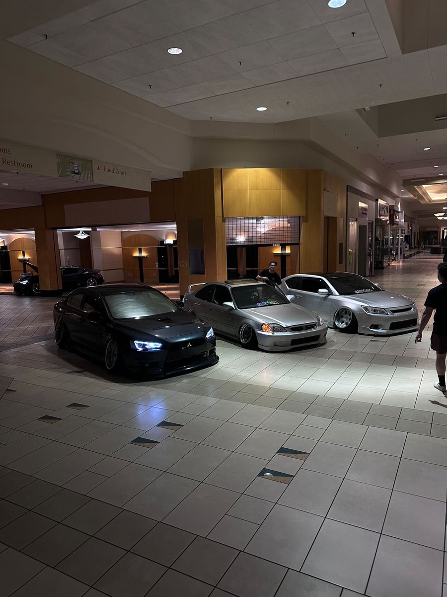 ekjonnyy's tweet image. Me and my brothers in the mall. Check