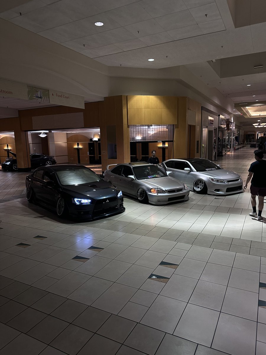 hendrx_media's tweet image. cars in the mall for today