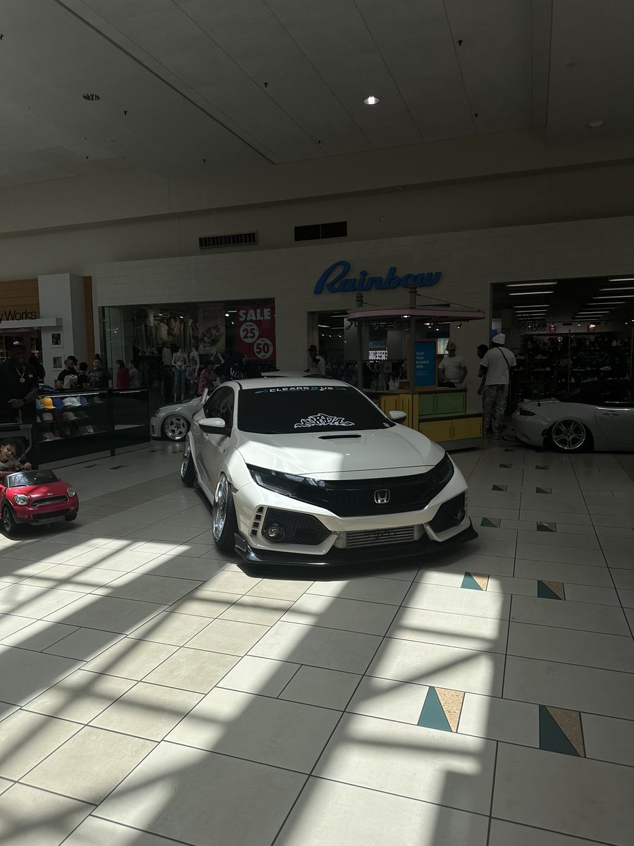hendrx_media's tweet image. cars in the mall for today