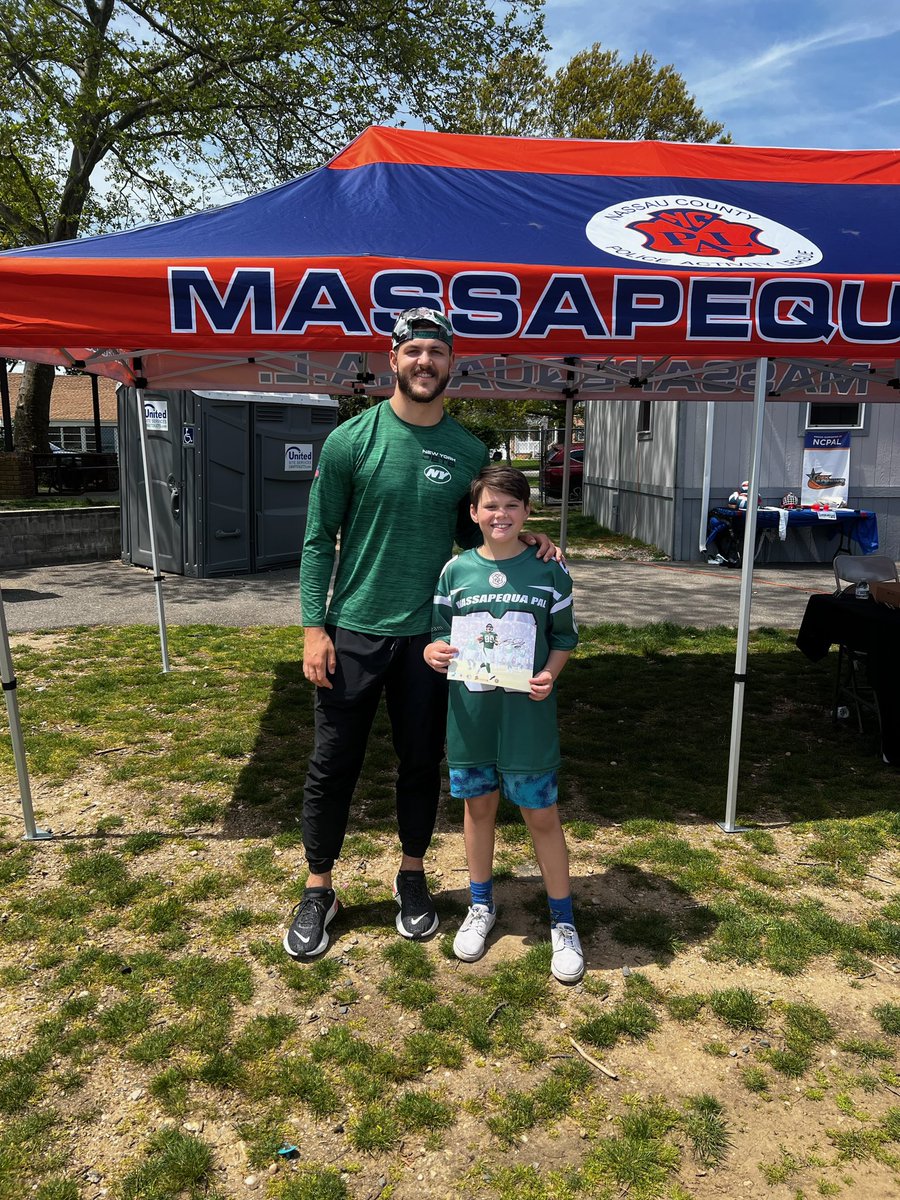 MikeCollins454's tweet photo. Thank you @Jeremy_Ruckert for being a great role model for my Grandson Mikey at your football camp today, Hopefully some of your skills will rub off on him for Lindy Bulldogs season. #jets https://t.co/KWjlY79AHH