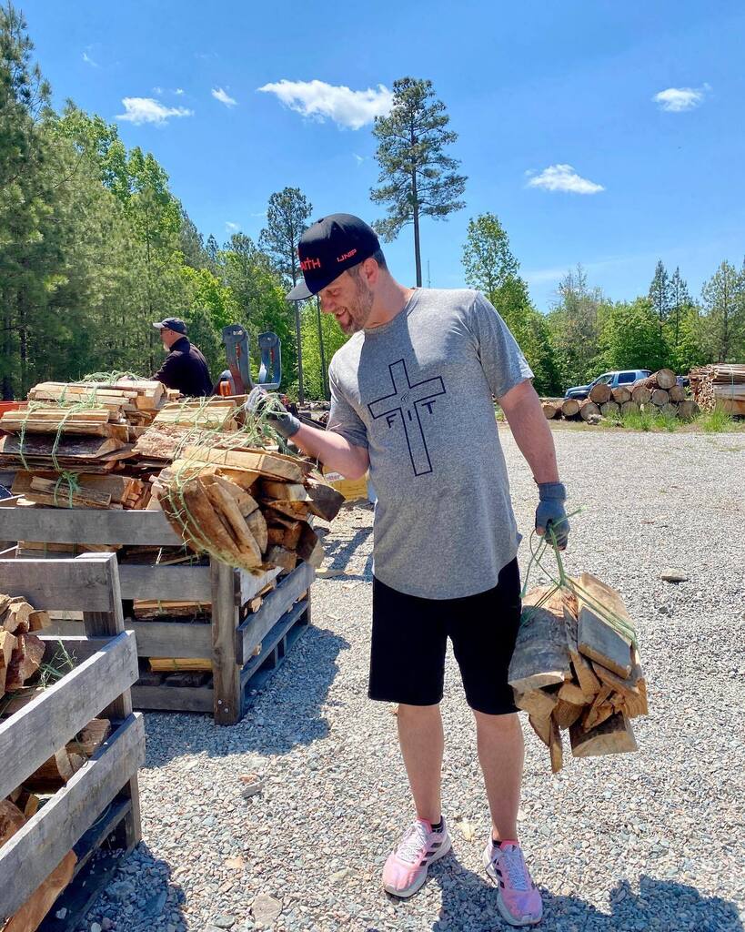 TaylorJRVA's tweet photo. Thank you for the birthday wishes, everyone! Started off your 33 volunteering with a bunch of great people at Meno, bundling all the wood! Felt so great to do gods work and fellowship with others. Spent the rest of the day relaxing and eating some great … https://t.co/0w3smFD7k4 https://t.co/VKLjzwfgtp