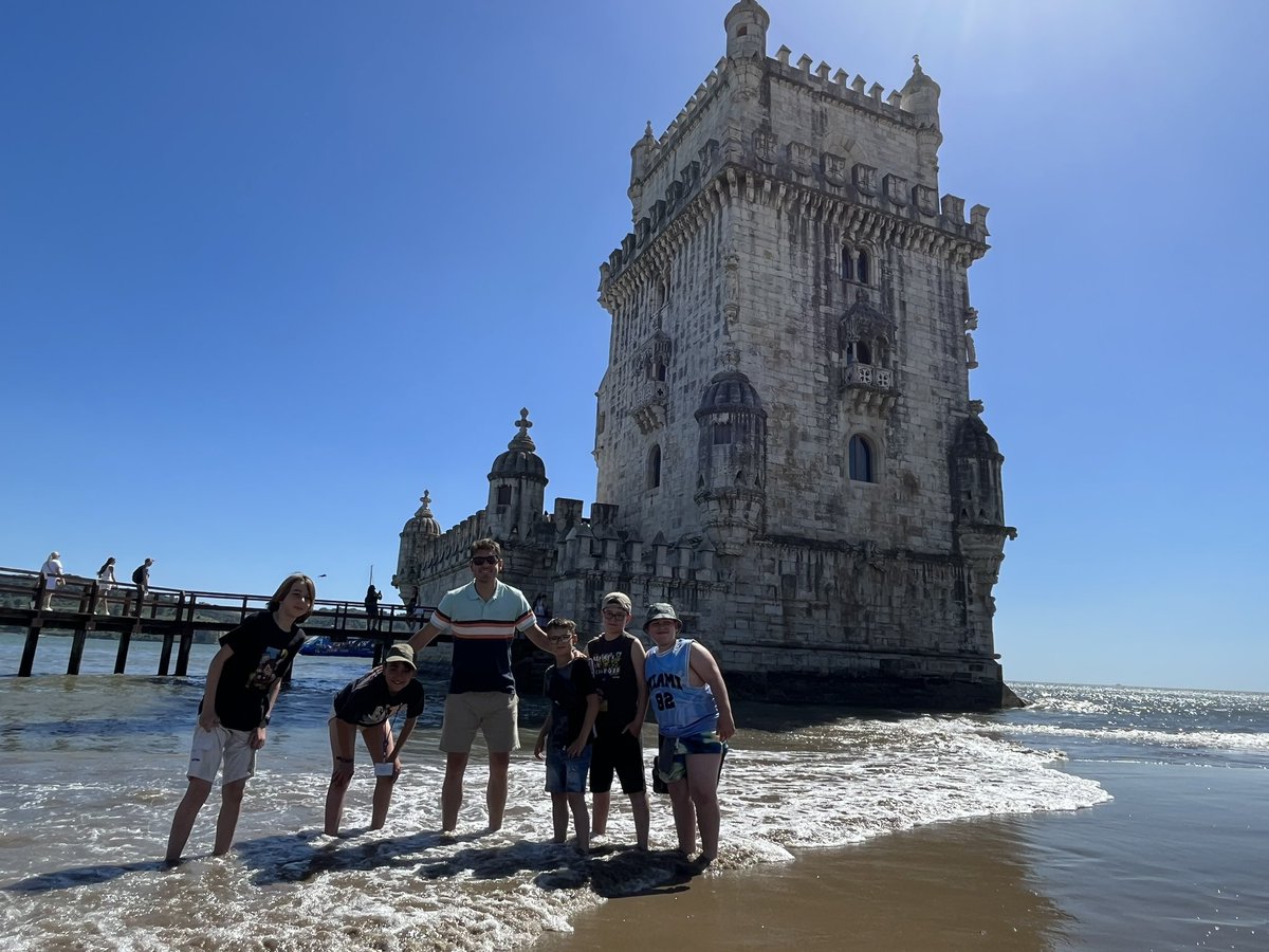 ceiparcipreste's tweet photo. A falta de conocer a nuestros compañeros portugueses, ya estamos todos en Lisboa 🇵🇹
Hoy hemos tenido un día más tranquilo, y hasta los más valientes han mojado los pies en el mar 🌊
@sepiegob #arcierasmus #erasmusplus @educacyl @CFIE_Segovia @CFPIdiomas https://t.co/e3XZ2pPH81