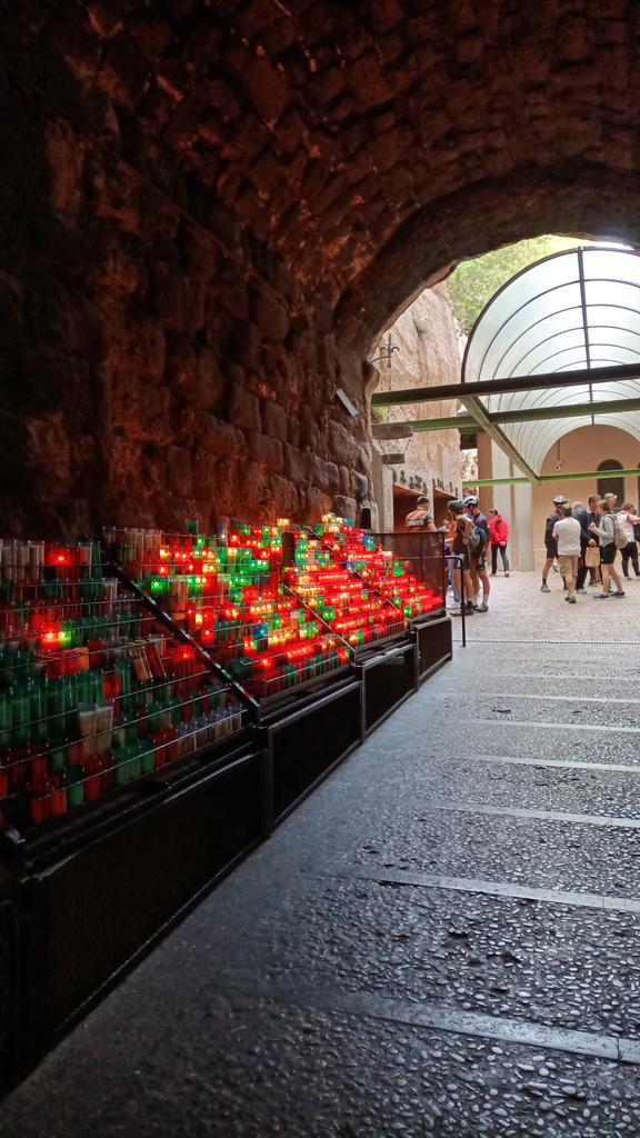 Està 🌧️🌧️!!! 1/2 desitjos complerts. Potser haurem de tornar més sovint a Montserrat.