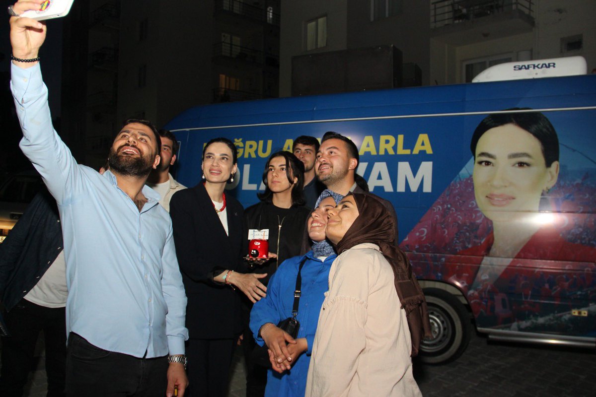 SedaSaribas09's tweet photo. 📍Söke

Yeni yaşında AK Gençlik yanında.

Genç Arazi Programımız kapsamında ilk defa oy kullanacak olan Naime Nur Yılmaz kardeşimizi iş yerinde,  Büşra Gündoğdu kardeşimizi evinde ziyaret ederek doğum gününü kutladık.

Genç kardeşlerimizin yeni yaşını tebrik ediyor; sağlıkla, mutlulukla geçirecekleri koca bir ömür diliyorum.

  🎊🎉