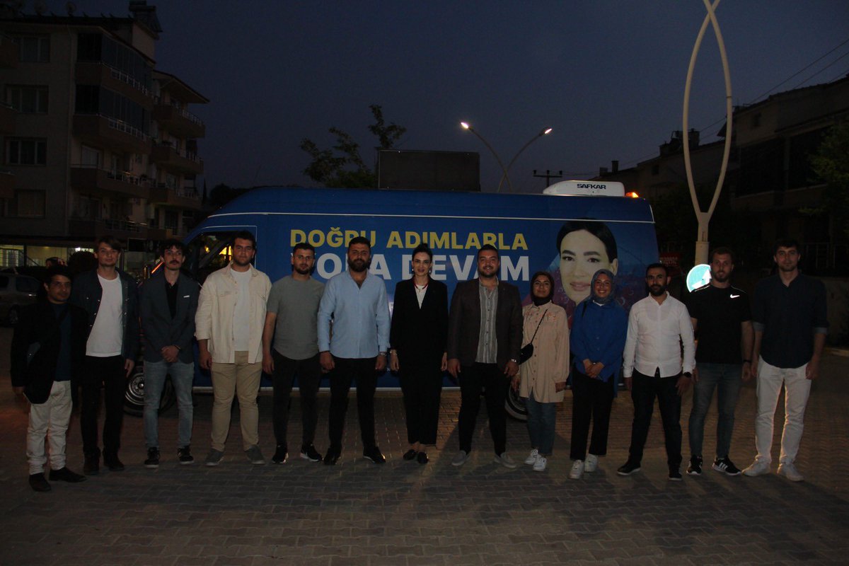 SedaSaribas09's tweet photo. 📍Söke

Yeni yaşında AK Gençlik yanında.

Genç Arazi Programımız kapsamında ilk defa oy kullanacak olan Naime Nur Yılmaz kardeşimizi iş yerinde,  Büşra Gündoğdu kardeşimizi evinde ziyaret ederek doğum gününü kutladık.

Genç kardeşlerimizin yeni yaşını tebrik ediyor; sağlıkla, mutlulukla geçirecekleri koca bir ömür diliyorum.

  🎊🎉
