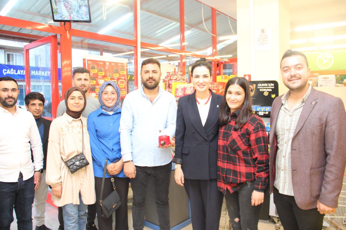 SedaSaribas09's tweet photo. 📍Söke

Yeni yaşında AK Gençlik yanında.

Genç Arazi Programımız kapsamında ilk defa oy kullanacak olan Naime Nur Yılmaz kardeşimizi iş yerinde,  Büşra Gündoğdu kardeşimizi evinde ziyaret ederek doğum gününü kutladık.

Genç kardeşlerimizin yeni yaşını tebrik ediyor; sağlıkla, mutlulukla geçirecekleri koca bir ömür diliyorum.

  🎊🎉