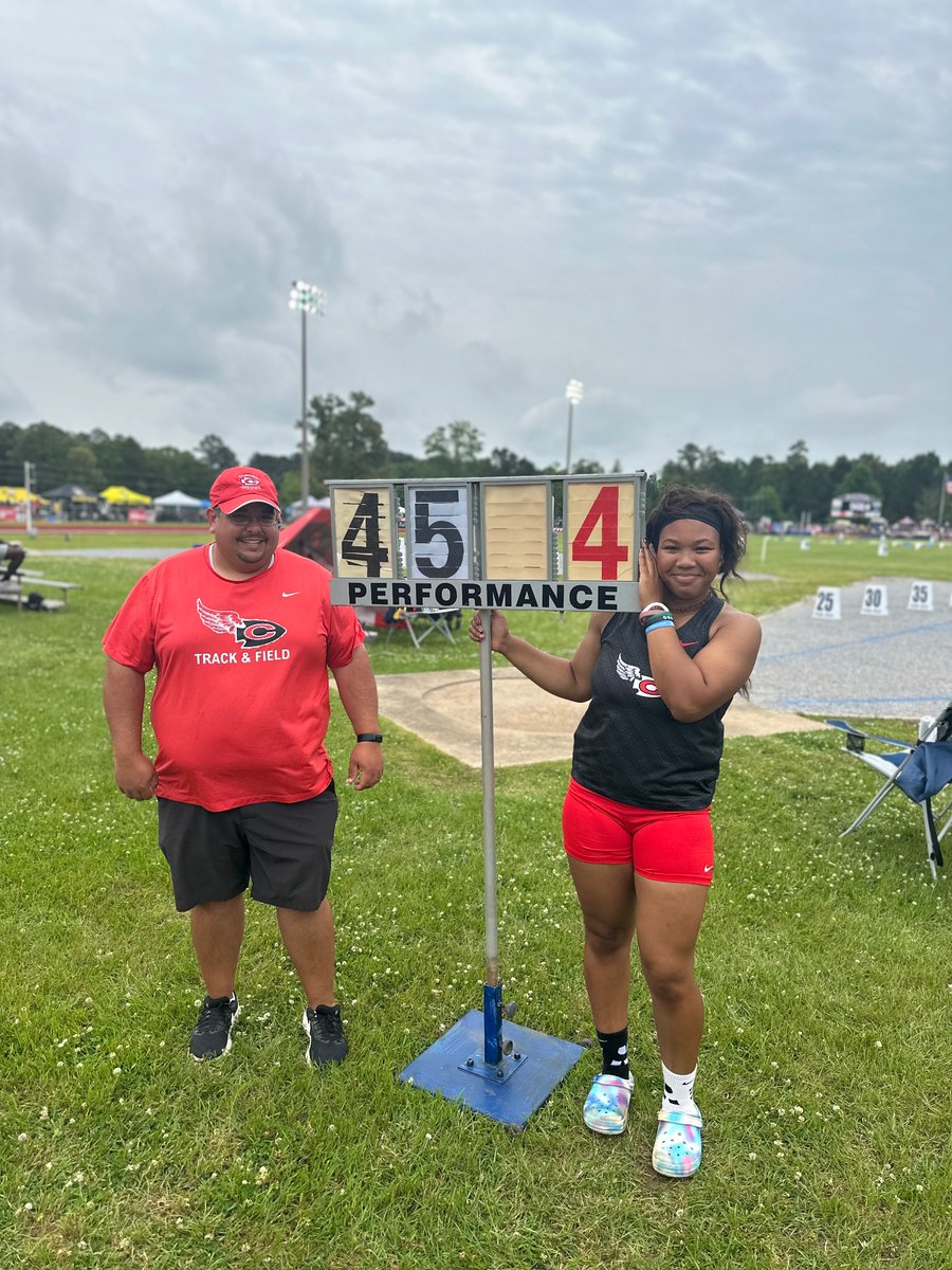 Super proud of this young lady who has worked soo hard to reach this achievement. Breaks the overall MS shotput record that has been held since 1997. Great accomplishment for her last high school meet. Look forward to see what she does as a Bulldog next year. 45-4.5