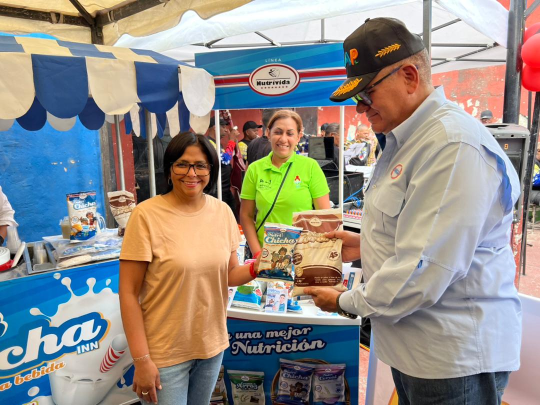 Nuestra vicepresidenta <a href="/delcyrodriguezv/">Delcy Rodríguez</a> y ministro de alimentación <a href="/LealTelleria/">M/G Carlos Leal Tellería</a> promueven los productos de la Línea Nutrivida, que ahora llegan a través de los Clap a más de 7.5 millones de familias venezolanas.

#VamosALaDefensaDeCitgo