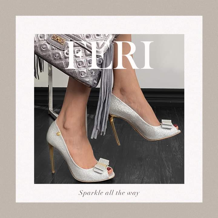 ✨Shoes to match your bag. ✨ 

Shine bright with this beautiful silver quilted metallic shine bag. Here, the detailed white stone embellished purse is paired with the FERI - Aurora Shoes in silver glitter. 

wu.to/mglzjw 
#sparkle #DesignerShoes #DesignerPurse