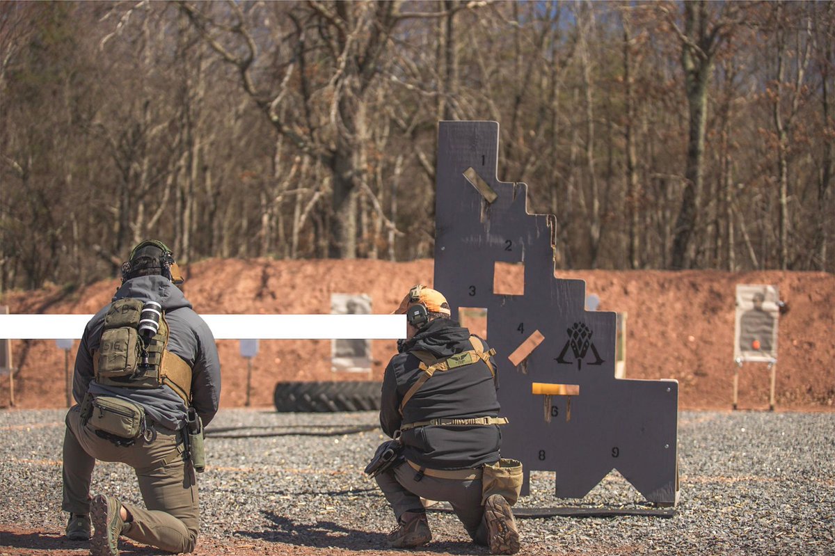 _Eaglehead_LLC_'s tweet image. Break time is almost over. Time to mentally prepare to establish dominance over the week. 
.
.
#_ForF_ #eagleheadtraininggroup #standto