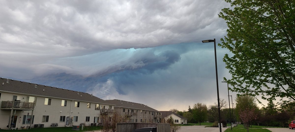 ChrisDeAngelo12's tweet photo. Very cool looking cloud structure! No filters used. #iawx @NWSDesMoines https://t.co/E6X10iocwr