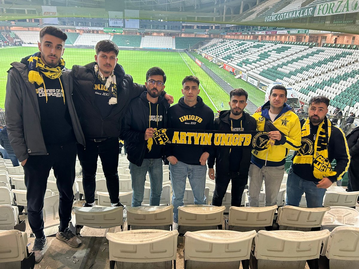 ArtvinUNIGFB's tweet photo. Hep peşinden iz sürdük yol bilmeden! 
FENERBAHÇEMİZİ giresunspor karşısında yalnız bırakmadık
#ünigfb 
#ArtvincoruhUNIGFB https://t.co/7jNGCUvK1C