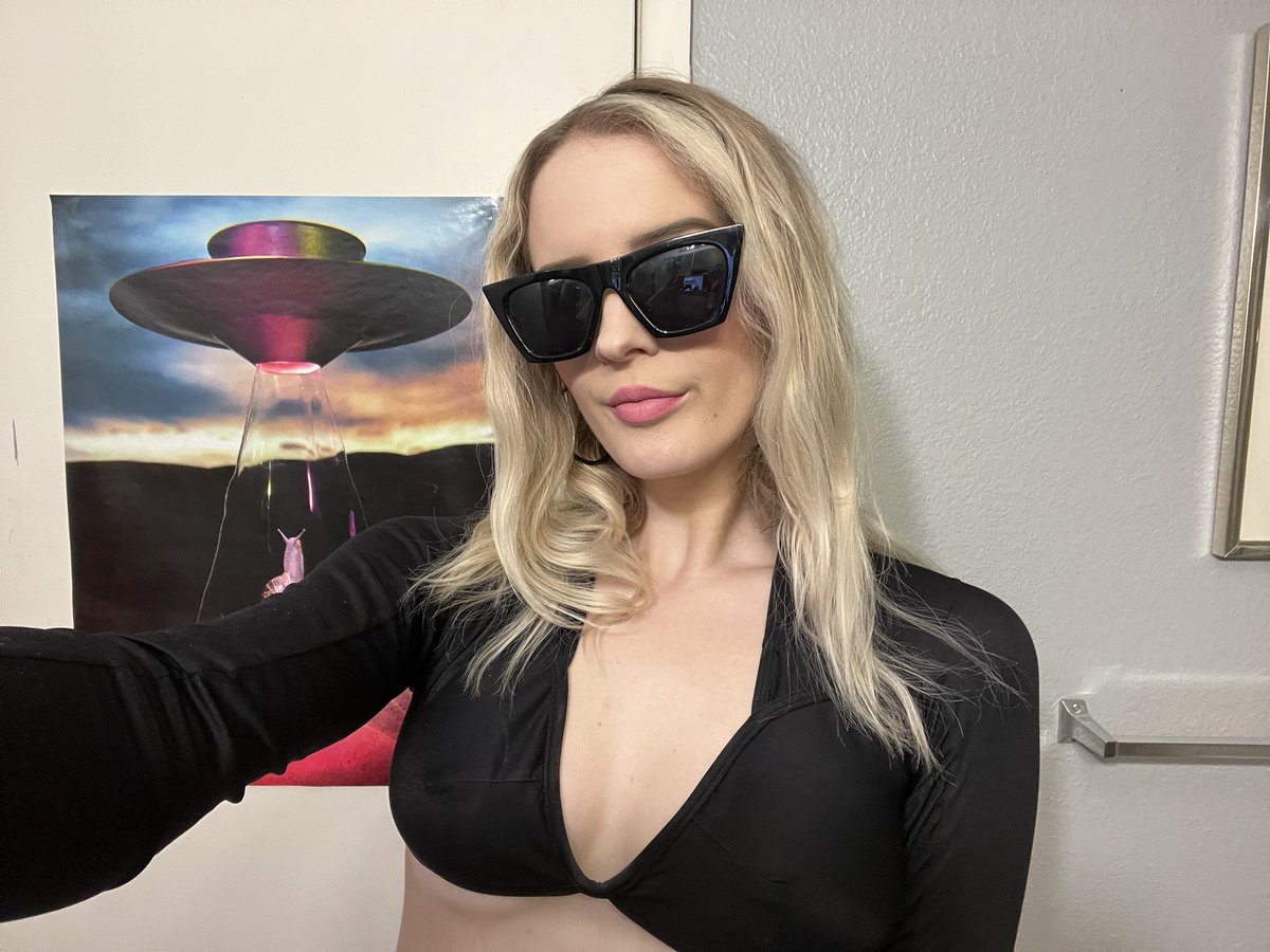 1st pool party of the summer 🏝️