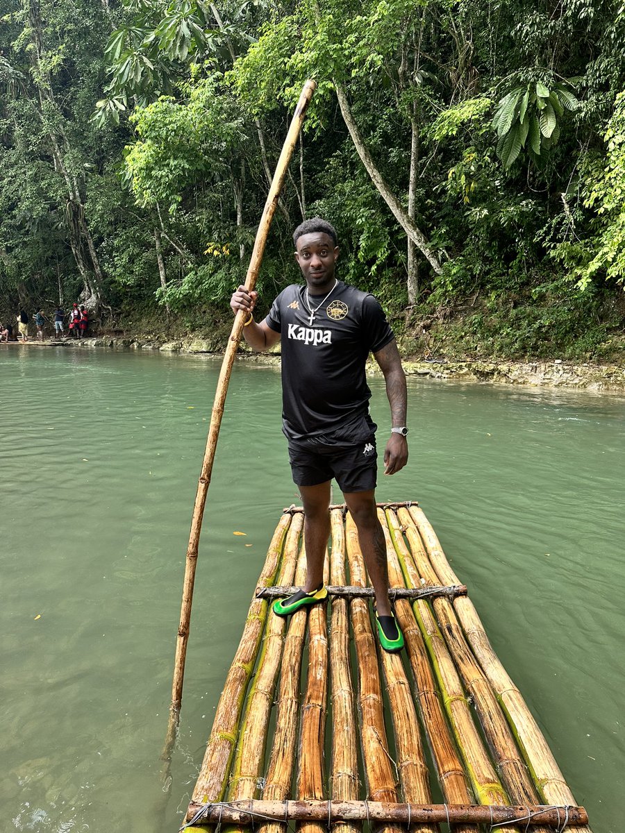 iamdesibanks's tweet image. 😂 Everybody and they Mama take this same picture in Jamaica 🇯🇲