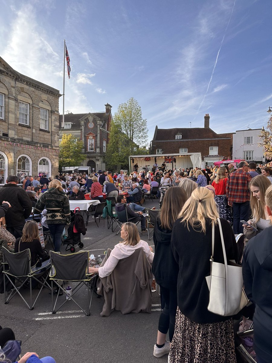 Packed square in Petworth #Coronation <a href="/ChichesterDio/">Chichester Diocese</a> <a href="/stmaryspetworth/">St Mary's Petworth</a> <a href="/PetworthUK/">Discover Petworth</a> <a href="/sswshchi/">TheSocietyChichester</a>
