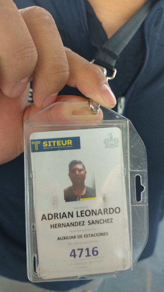 Llaman al supervisor, la persona de la foto. Me dice que el reglamento en internet no está actualizado. Le pido que salga a leer el reglamento que tienen pegado en la misma estación y que dice lo mismo. Me muestra un oficio contradice el reglamento poniendo a la L3 como excepción