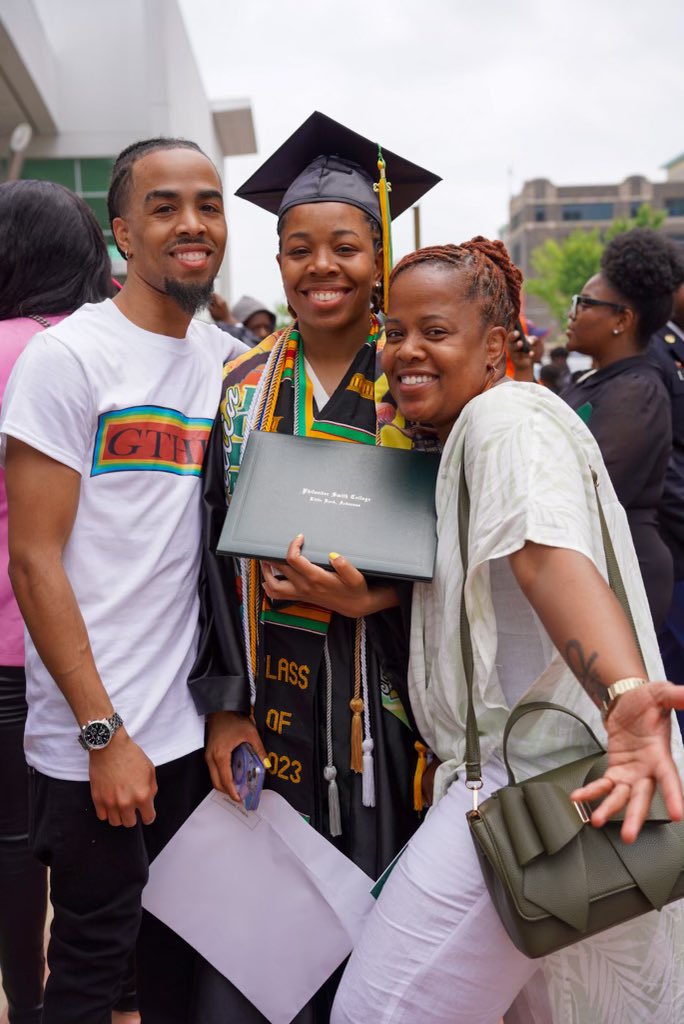 __giordinnn's tweet photo. One degree hotter 🥳
✅Bachelor of Arts in Psychology 
✅Magna Cum Laude
✅President’s List
✅Pre-Med Society 
✅Distinction in Field
✅ Alpha Kappa Mu Honor Society 
✅STUDENT-Athlete 🏀

Thank you, Philander🔰 #HBCUGrad #RespectTheP https://t.co/j9XoiyC9DG