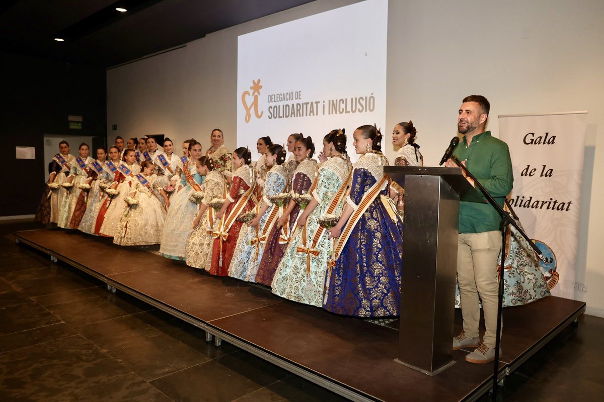 JCF_Valencia's tweet photo. 🧏♂️♿️🤝 La XVIII Gala de la #SolidaritatFallera reconeix els projectes socials, humanitaris, igualitaris i inclusius de les comissions
🥇 @Els_Doctors, millor acció de 1ª participació
🥇 @FalladelPilar, millor projecte de 1ª participació.
🔗 https://t.co/748hDXQpKV
#Falles23 https://t.co/rKLZn2gXto