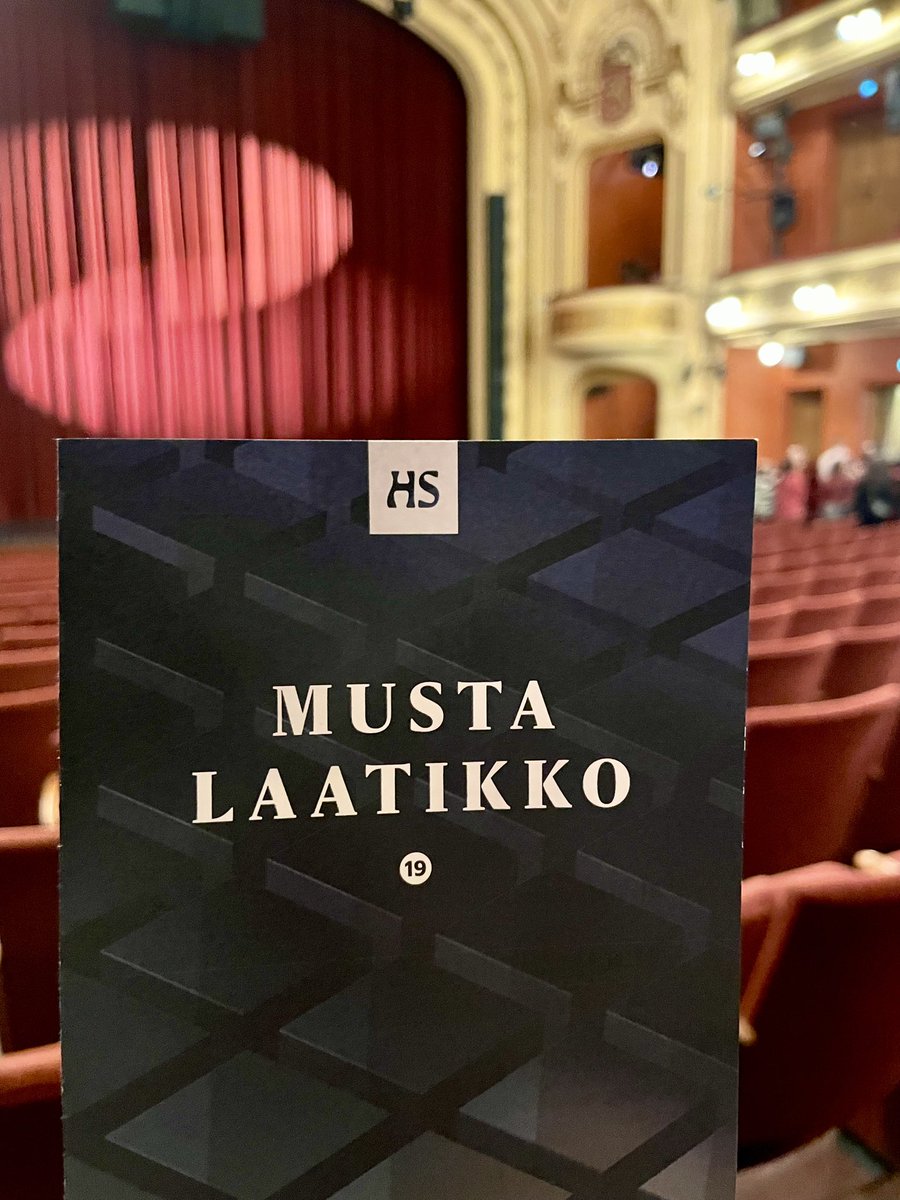 Vau miten upea! Journalismia elävänä esityksenä Mustassa laatikossa <a href="/SKTeatteri/">Kansallisteatteri</a>:ssa. Käytiin inspiroitumassa kollegoiden <a href="/hannelelaa/">Hannele Laaksolahti</a> &amp; <a href="/NieminenKalle/">Kalle Nieminen</a> kanssa. Onnittelut sadannesta esityksestä <a href="/jaakkolyytinen/">Jaakko Lyytinen</a>, jäin heti koukkuun ja tuun syksyllä uudestaan! #mustalaatikko